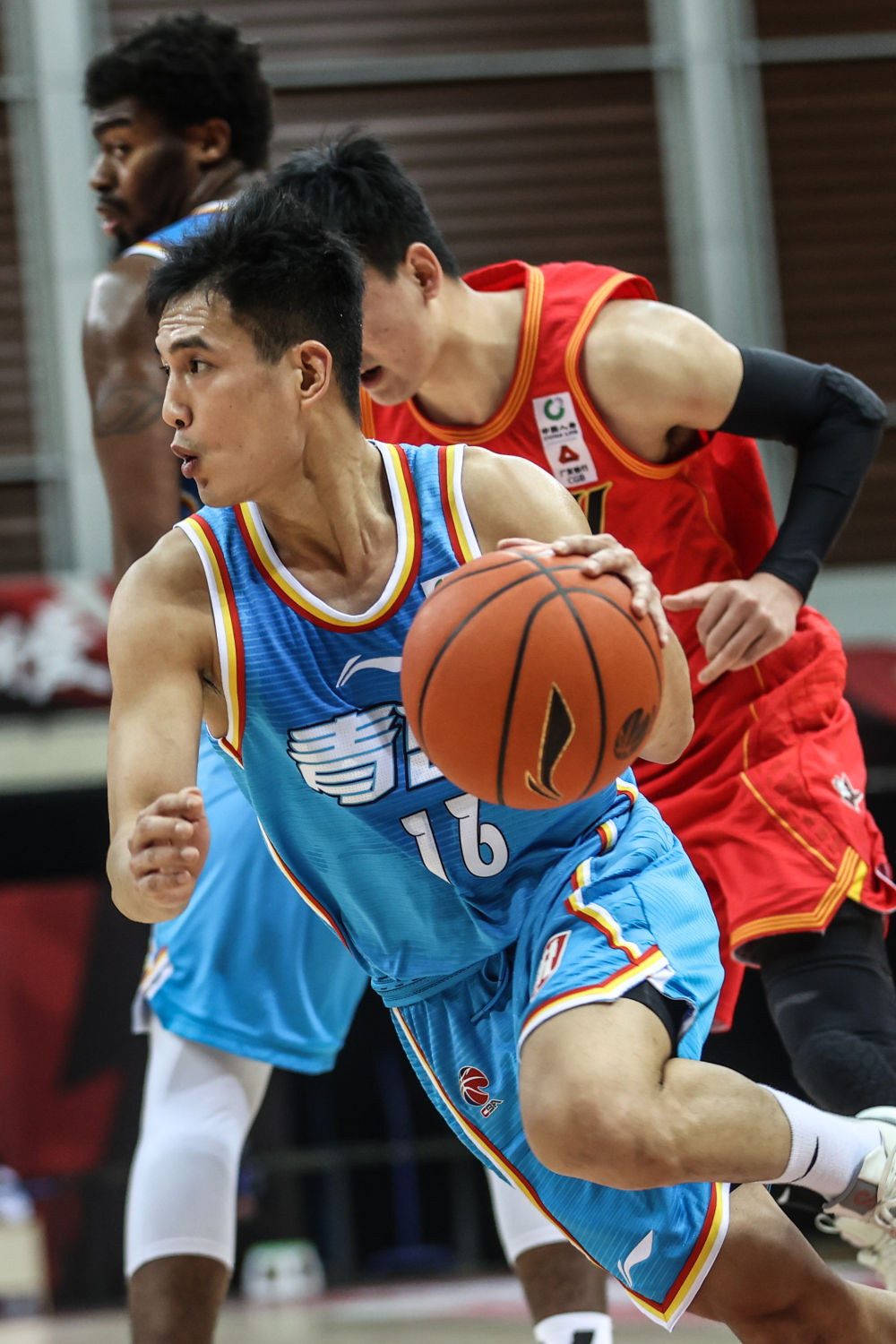 广东队鏖战上海队,布克状态火热 广东队鏖战上海队,布克状态火热