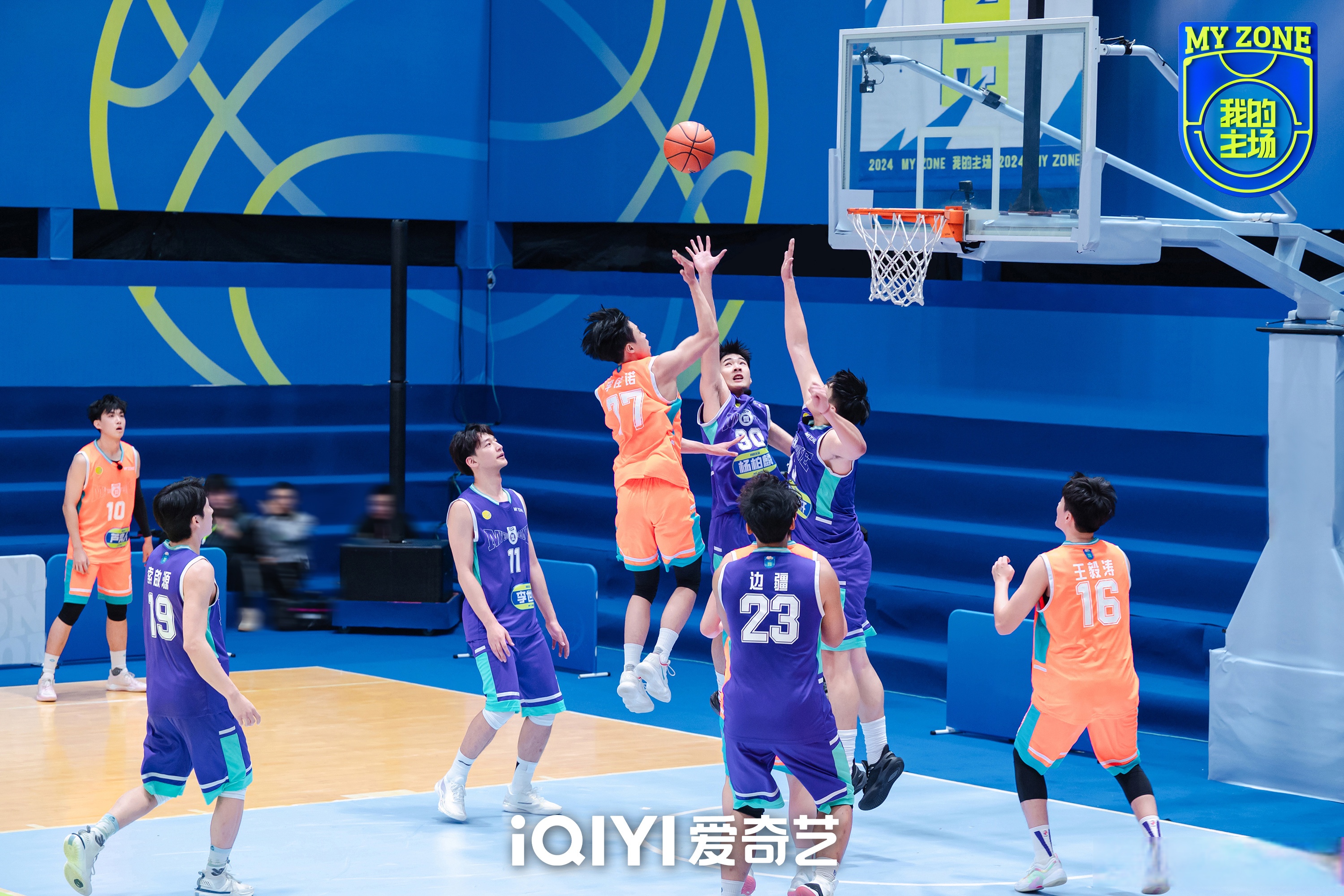 胜负不定:看球的人们都投入到了比赛的紧张氛围中 胜负不定:看球的人们都投入到了比赛的紧张氛围中