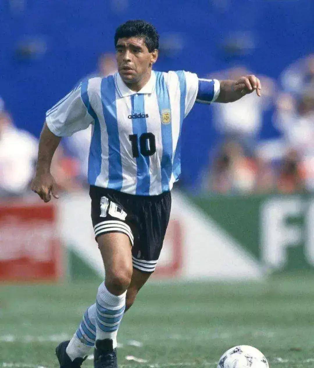 足球赛场上出现了一位年轻有天赋的球员 足球赛场上出现了一位年轻有天赋的球员